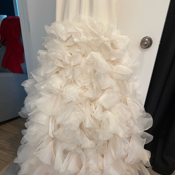 White by Vera Wang Wedding Gown - Picture 4 of 8